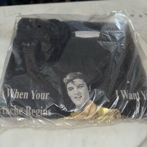 Elvis in a gold suit Black Size XL T-Shirt